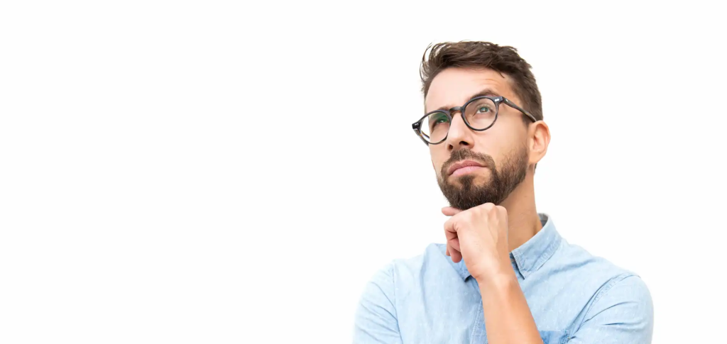 Pacjent w okularach zastanawia się, ile kosztuje implant zęba