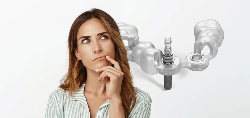 Zamyślona kobieta na tle wizualizacji implantologicznego szablonu chirurgicznego – ilustracja przedstawiająca moment podejmowania decyzji o leczeniu implantologicznym i potencjalnych ryzykach z nim związanych.