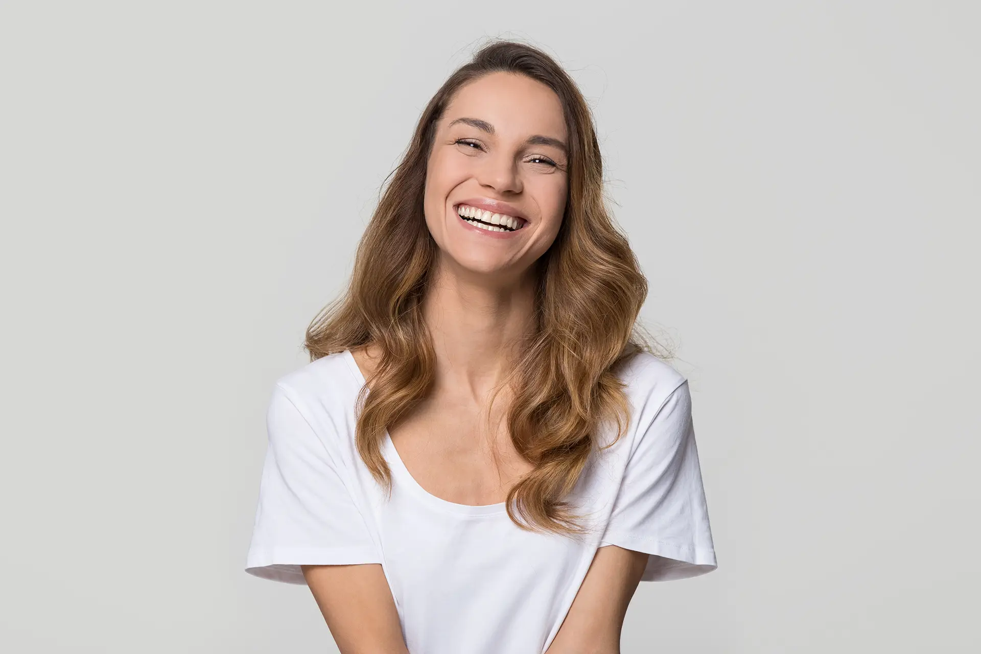 uśmiechnięta kobieta w białym t-shircie uśmiechnięta kobieta w białym t-shircie