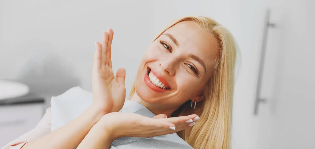 usmiechnieta kobieta w gabinecie dentystycznym